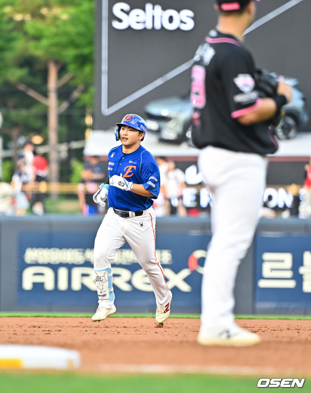 23일 오후 광주시 북구 광주기아챔피언스필드에서 2026 신한 SOL KBO리그 KIA 타이거즈와 한화 이글스의 경기가 진행됐다.이날 KIA는 시라카와를, 한화는 왕옌청을 선발투수로 내세웠다.3회초 1사 1루 한화 문현빈이 2점 홈런을 날리고 베이스를 돌고 있다 2026.07.23 / soul1014@osen.co.kr