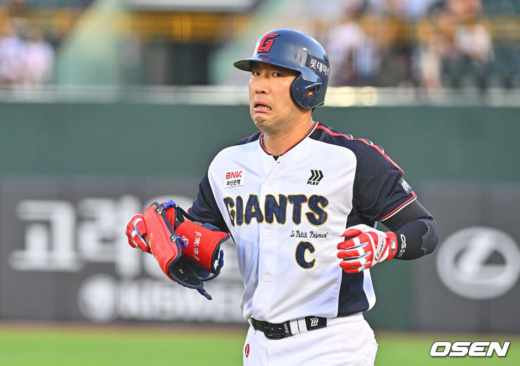 23일 부산 사직야구장에서 2026 신한 SOL KBO 리그 롯데 자이언츠와 SSG 랜더스의 경기가 열렸다. 홈팀 롯데는 로드리게스가, 방문팀 SSG는 김민준이 선발 출전했다.롯데 자이언츠 전준우가 2회말 1사 1루 3루수 병살을 치고 아쉬워하고 있다. 2026.07.23 / foto0307@osen.co.kr