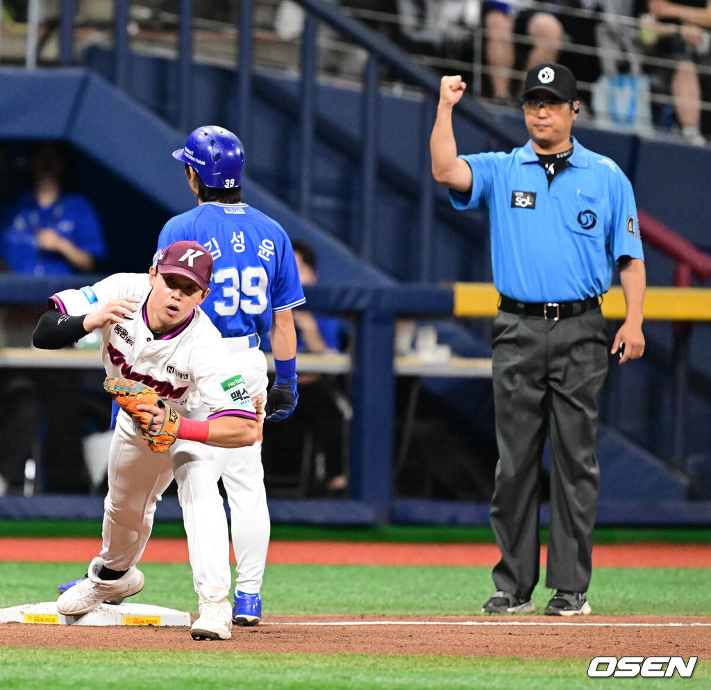 23일 오후 서울 고척스카이돔에서 2026 신한 SOL KBO리그 키움 히어로즈와 삼성 라이온즈의 경기가 열렸다.이날 키움은 하영민, 삼성은 양창섭을 선발로 내세웠다.5회초 1사 3루에서 삼성 김성윤이 최형우의 1루 라인드라이브에 포스아웃 당하며 아쉬워하고 있다. 2026.07.23 / jpnews@osen.co.kr