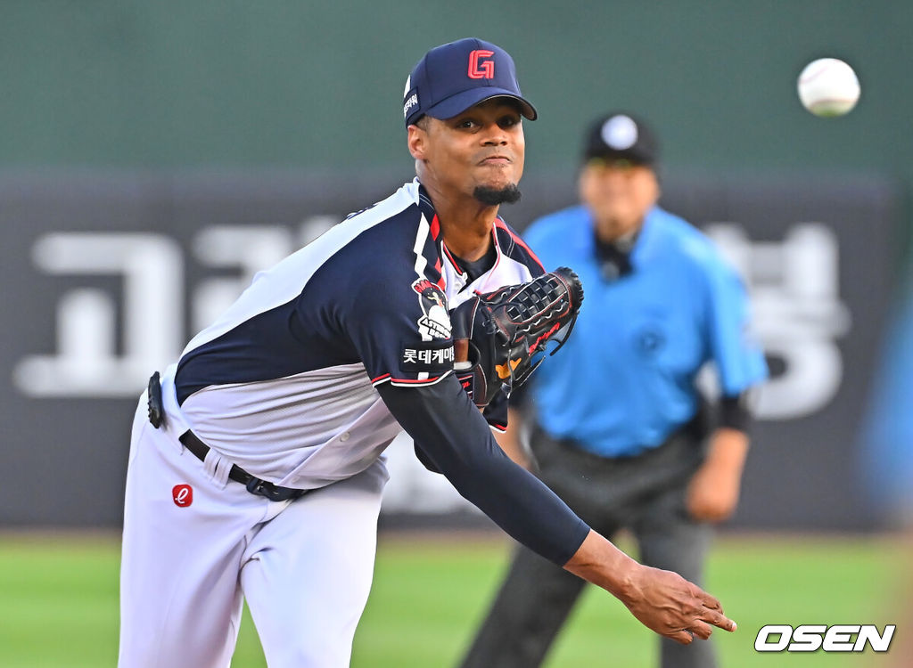 23일 부산 사직야구장에서 2026 신한 SOL KBO 리그 롯데 자이언츠와 SSG 랜더스의 경기가 열렸다. 홈팀 롯데는 로드리게스가, 방문팀 SSG는 김민준이 선발 출전했다.롯데 자이언츠 선발 투수 로드리게스가 역투하고 있다. 2026.07.23 / foto0307@osen.co.kr