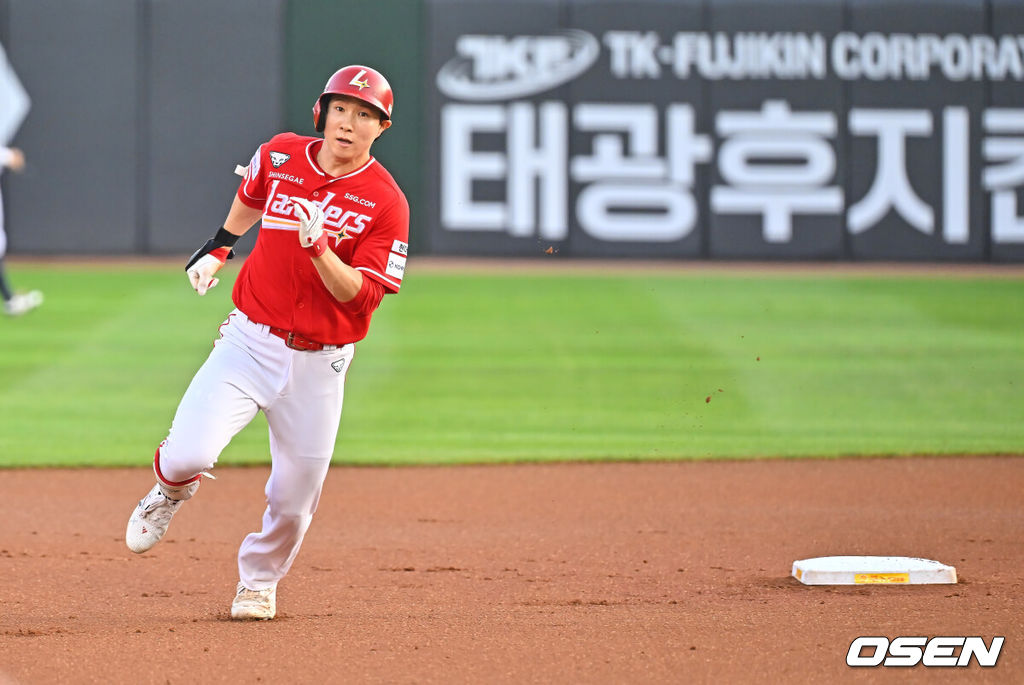 23일 부산 사직야구장에서 2026 신한 SOL KBO 리그 롯데 자이언츠와 SSG 랜더스의 경기가 열렸다. 홈팀 롯데는 로드리게스가, 방문팀 SSG는 김민준이 선발 출전했다.SSG 랜더스 박성한이 1회초 무사 1루 우익수 뒤 1타점 적시타를 치고 2루를 돌아 3루로 향하고 있다. 2026.07.23 / foto0307@osen.co.kr