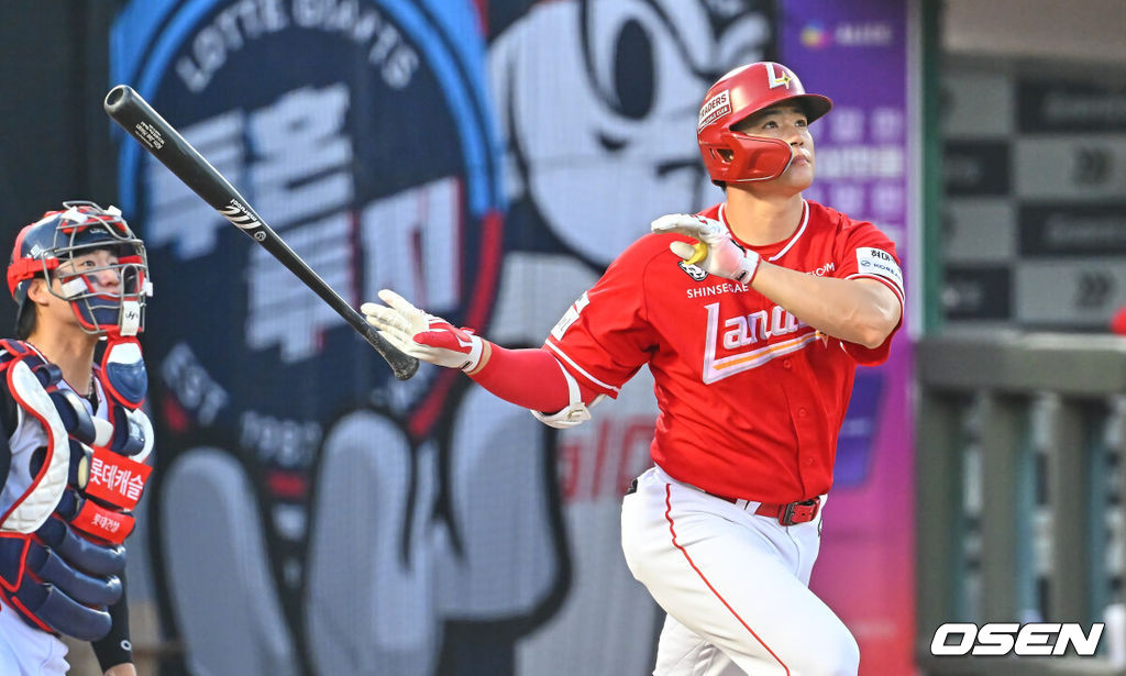 23일 부산 사직야구장에서 2026 신한 SOL KBO 리그 롯데 자이언츠와 SSG 랜더스의 경기가 열렸다. 홈팀 롯데는 로드리게스가, 방문팀 SSG는 김민준이 선발 출전했다.SSG 랜더스 김재환이 3회초 2사 우월 솔로 홈런을 치고 있다. 2026.07.23 / foto0307@osen.co.kr
