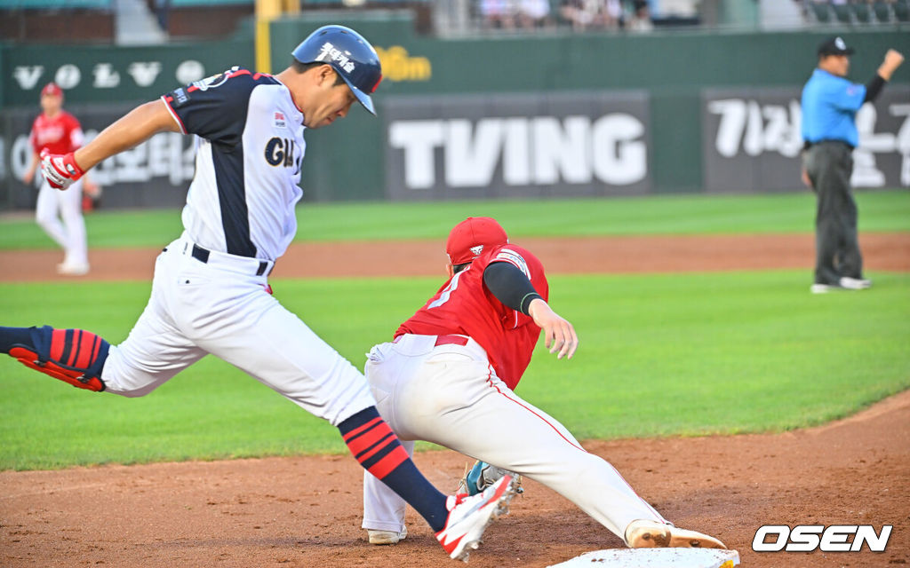 23일 부산 사직야구장에서 2026 신한 SOL KBO 리그 롯데 자이언츠와 SSG 랜더스의 경기가 열렸다. 홈팀 롯데는 로드리게스가, 방문팀 SSG는 김민준이 선발 출전했다.롯데 자이언츠 전준우가 2회말 1사 1루 3루수 병살을 치고 아웃되고 있다. 2026.07.23 / foto0307@osen.co.kr