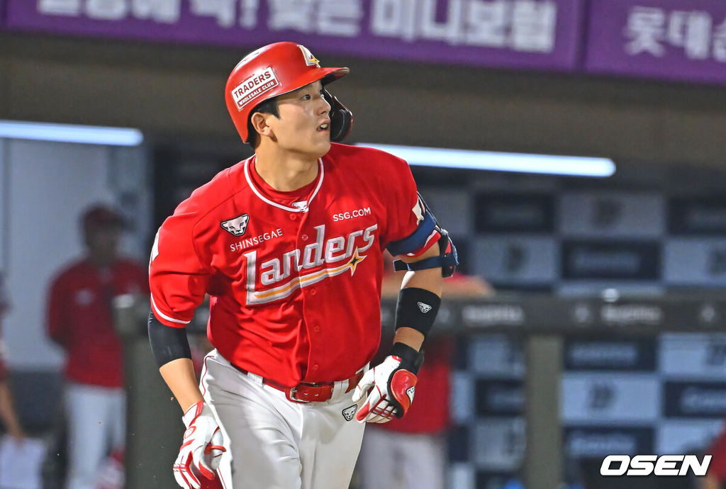 23일 부산 사직야구장에서 2026 신한 SOL KBO 리그 롯데 자이언츠와 SSG 랜더스의 경기가 열렸다. 홈팀 롯데는 로드리게스가, 방문팀 SSG는 김민준이 선발 출전했다.SSG 랜더스 조형우가 8회초 2사 1,2루 중견수 오른쪽 뒤 2타점 2루타를 치고 진루하고 있다. 2026.07.23 / foto0307@osen.co.kr
