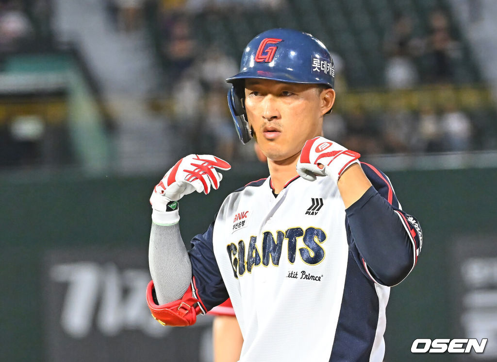 23일 부산 사직야구장에서 2026 신한 SOL KBO 리그 롯데 자이언츠와 SSG 랜더스의 경기가 열렸다. 홈팀 롯데는 로드리게스가, 방문팀 SSG는 김민준이 선발 출전했다.롯데 자이언츠 노진혁이 9회말 2사 3루 우익수 앞 1타점 안타를 치고 세리머니를 하고 있다. 2026.07.23 / foto0307@osen.co.kr