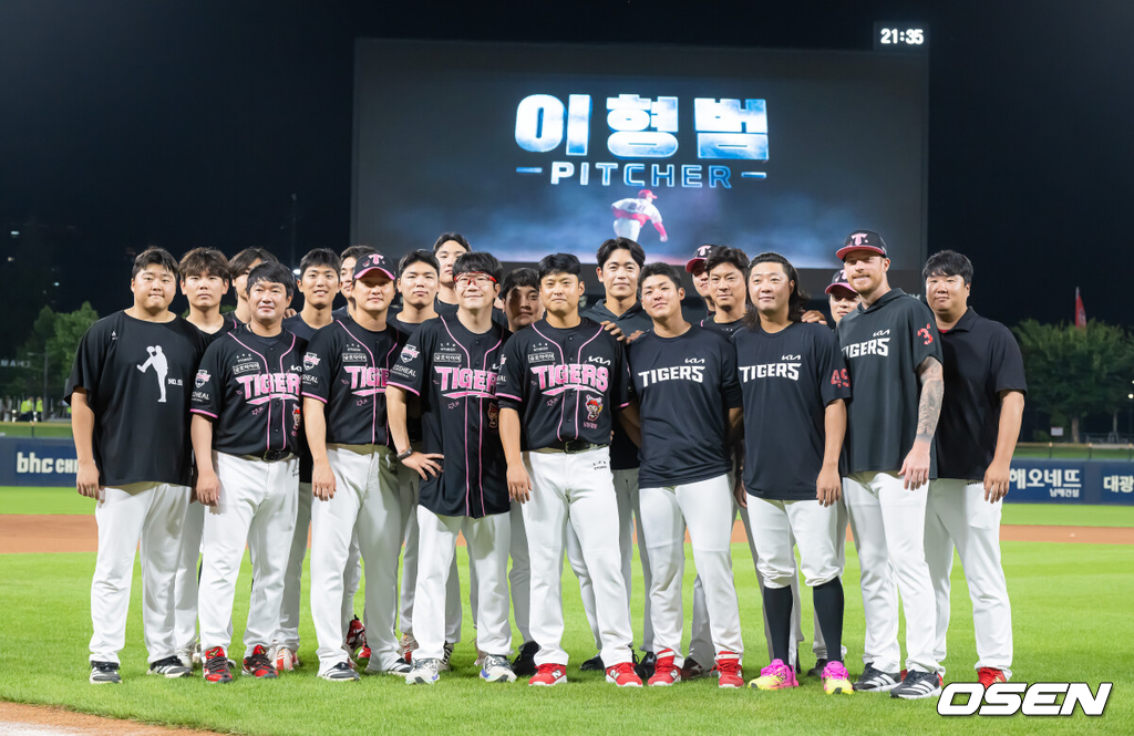 한화 이글스가 위닝시리즈를 따냈다. 23일 광주-기아 챔피언스필드에서 열린 2026 신한은행 SOL KBO리그 KIA 타이거즈와의 팀간 12차전을 9-3로 승리했다. 선발 왕옌칭이 7이닝 2실점 호투를 펼쳤다. 문현빈의 10호 투런홈런, 페라자의 3타점 활약에 힘입어 2연승을 올렸다. KIA는 마운드, 타격, 수비 모두 흔들리며 2연패를 당했다. 경기종료 후 한화 하주석과 맞트레이드 된 KIA 이형범이 KIA 동료들과 포즈를 취하고 있다. 2026.07.23 / soul1014@osen.co.kr