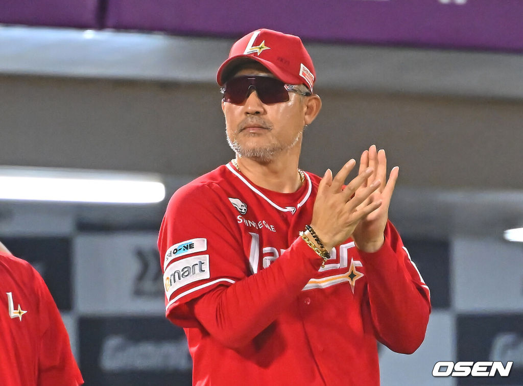 23일 부산 사직야구장에서 2026 신한 SOL KBO 리그 롯데 자이언츠와 SSG 랜더스의 경기가 열렸다. 홈팀 롯데는 로드리게스가, 방문팀 SSG는 김민준이 선발 출전했다.SSG 랜더스 이숭용 감독이 롯데 자이언츠에 5-2로 승리한 후 축하 박수를 보내고 있다. 2026.07.23 / foto0307@osen.co.kr