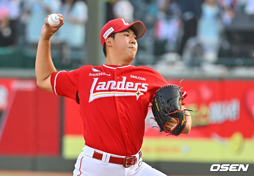 23일 부산 사직야구장에서 2026 신한 SOL KBO 리그 롯데 자이언츠와 SSG 랜더스의 경기가 열렸다. 홈팀 롯데는 로드리게스가, 방문팀 SSG는 김민준이 선발 출전했다.SSG 랜더스 선발 투수 김민준이 역투하고 있다. 2026.07.23 / foto0307@osen.co.kr