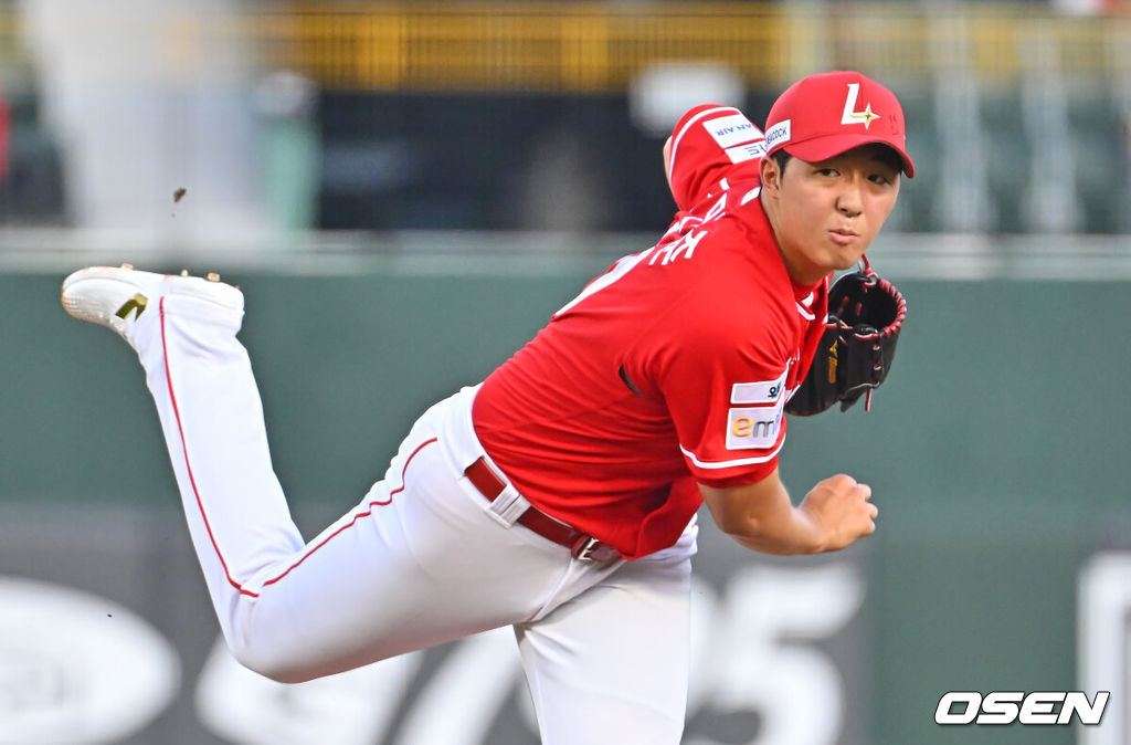 23일 부산 사직야구장에서 2026 신한 SOL KBO 리그 롯데 자이언츠와 SSG 랜더스의 경기가 열렸다. 홈팀 롯데는 로드리게스가, 방문팀 SSG는 김민준이 선발 출전했다.SSG 랜더스 선발 투수 김민준이 역투하고 있다. 2026.07.23 / foto0307@osen.co.kr
