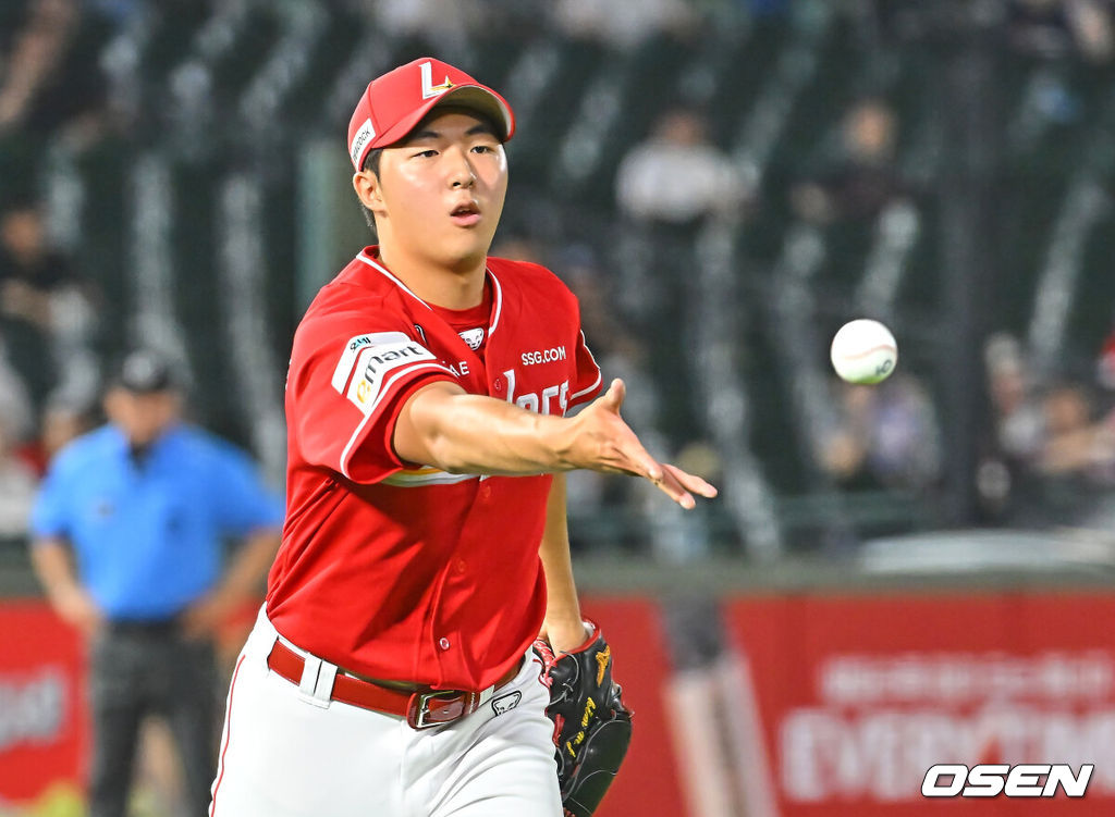 23일 부산 사직야구장에서 2026 신한 SOL KBO 리그 롯데 자이언츠와 SSG 랜더스의 경기가 열렸다. 홈팀 롯데는 로드리게스가, 방문팀 SSG는 김민준이 선발 출전했다.SSG 랜더스 김민준이 5회말 롯데 자이언츠 전민재의 투수 앞 당볼을 잡아 1루에 던져 아웃시키고 있다. 2026.07.23 / foto0307@osen.co.kr