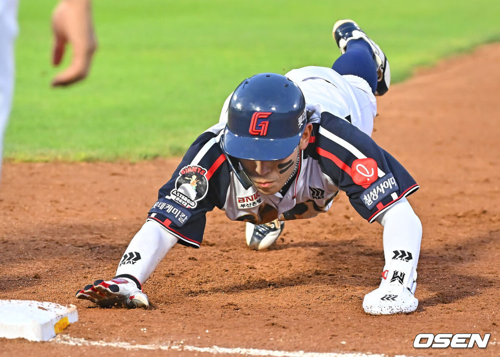 23일 부산 사직야구장에서 2026 신한 SOL KBO 리그 롯데 자이언츠와 SSG 랜더스의 경기가 열렸다. 홈팀 롯데는 로드리게스가, 방문팀 SSG는 김민준이 선발 출전했다.롯데 자이언츠 황성빈이 3회말 2사 1루 고승민 타석때 투수 견제구에 귀루하고 있다. 2026.07.23 / foto0307@osen.co.kr