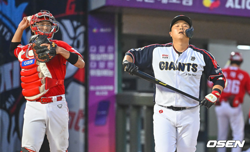 23일 부산 사직야구장에서 2026 신한 SOL KBO 리그 롯데 자이언츠와 SSG 랜더스의 경기가 열렸다. 홈팀 롯데는 로드리게스가, 방문팀 SSG는 김민준이 선발 출전했다.롯데 자이언츠 한동희가 3회말 2사 만루 삼진 아웃당하고 아쉬워하고 있다. 2026.07.23 / foto0307@osen.co.kr