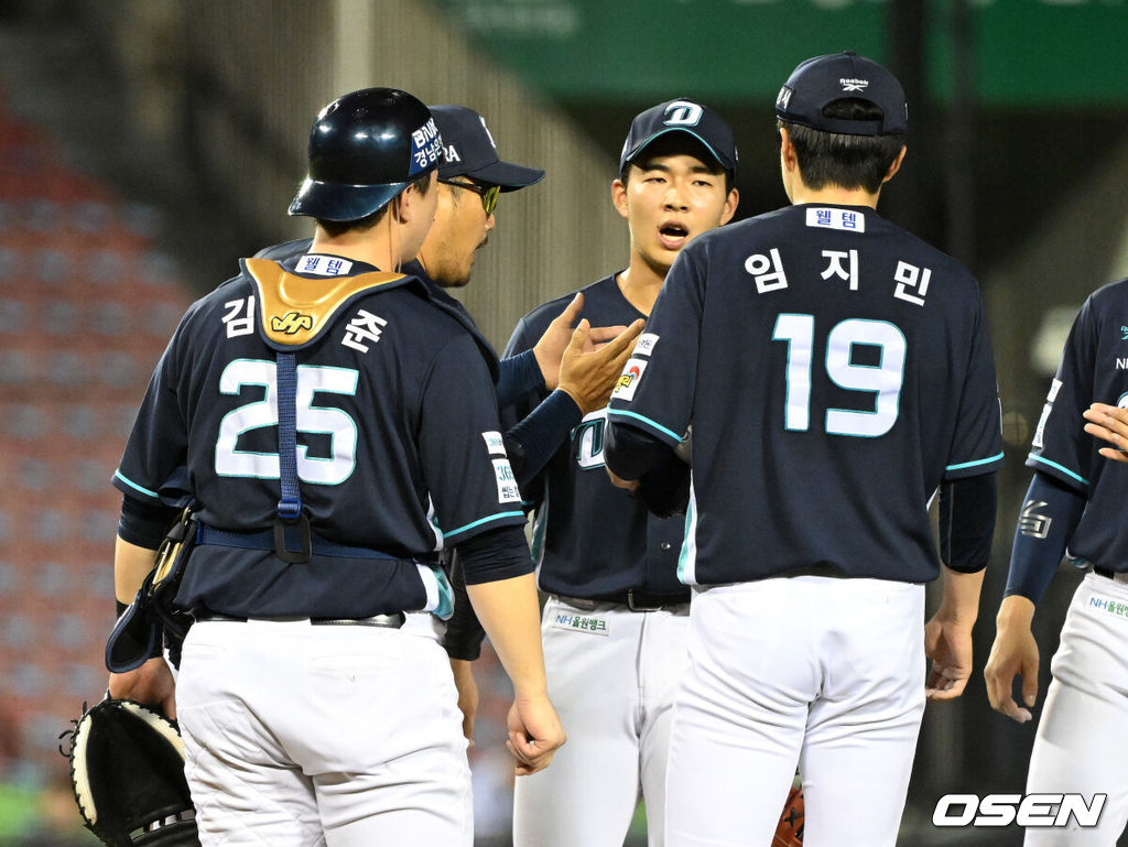 23일 서울 잠실야구장에서 2026 신한 SOL KBO리그 LG 트윈스와 NC 다이노스의 경기가 열렸다.이날 LG는 웰스, NC는 테일러를 선발로 내세웠다.9회말 2사 1루에서 마운드를 방문한 NC 이호준 감독이 선수들과 이야기를 나누고 있다. 2026.07.23 /sunday@osen.co.kr