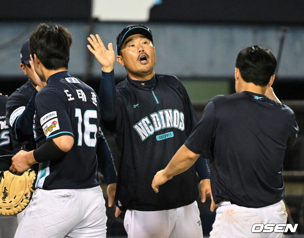 NC는 23일 서울 잠실구장에서 열린 2026 KBO리그 LG와 경기에서 7-5로 승리했다.LG는 7연패 수렁에 빠졌다. 경기 종료 후 NC 이호준 감독이 선수들과 승리의 기쁨을 나누고 있다. 2026.07.23 /sunday@osen.co.kr