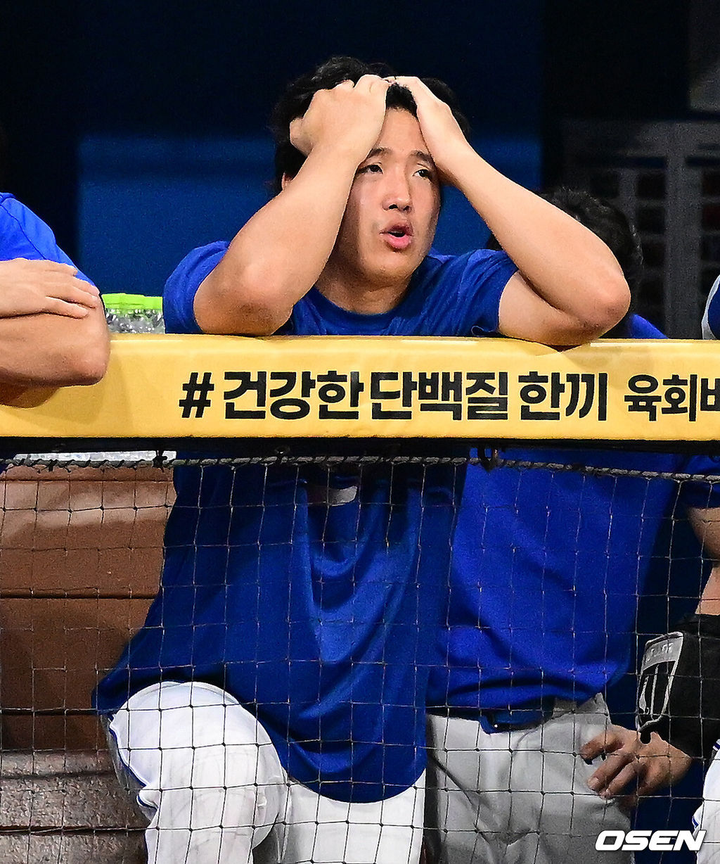 23일 오후 서울 고척스카이돔에서 2026 신한 SOL KBO리그 키움 히어로즈와 삼성 라이온즈의 경기가 열렸다.이날 키움은 하영민, 삼성은 양창섭을 선발로 내세웠다.연장 10회초 1사 2루에서 삼성 김성윤이 투수 플라이로 물러나자 양창섭이 아쉬워하고 있다. 2026.07.23 / jpnews@osen.co.kr