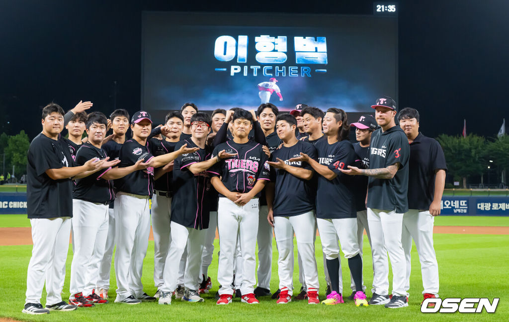 한화 이글스가 위닝시리즈를 따냈다. 23일 광주-기아 챔피언스필드에서 열린 2026 신한은행 SOL KBO리그 KIA 타이거즈와의 팀간 12차전을 9-3로 승리했다. 선발 왕옌칭이 7이닝 2실점 호투를 펼쳤다. 문현빈의 10호 투런홈런, 페라자의 3타점 활약에 힘입어 2연승을 올렸다. KIA는 마운드, 타격, 수비 모두 흔들리며 2연패를 당했다. 경기종료 후 한화 하주석과 맞트레이드 된 KIA 이형범이 KIA 동료들과 기념 사진을 찍고 있다. 2026.07.23 / soul1014@osen.co.kr