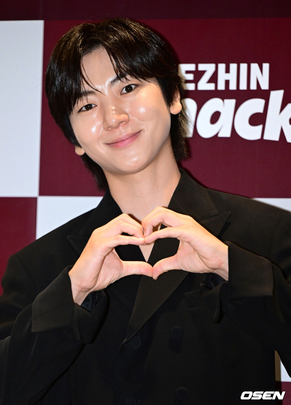 22일 오후 서울 청담동 아르쥬 청담에서 ‘디렉터스 아레나’ 포토콜 행사가 열렸다.지난 3일 종영한 ENA·라이프타임 예능 ‘디렉터스 아레나’는 배우·방송 PD·뮤직비디오 감독·크리에이터 등 다양한 배경의 참가자 33인이 90초 안팎의 숏드라마를 직접 연출해 경쟁하는 포맷으로 진행됐다.감독 겸 배우 이주승이 포즈를 취하고 있다. 2026.07.22 / dreamer@osen.co.kr