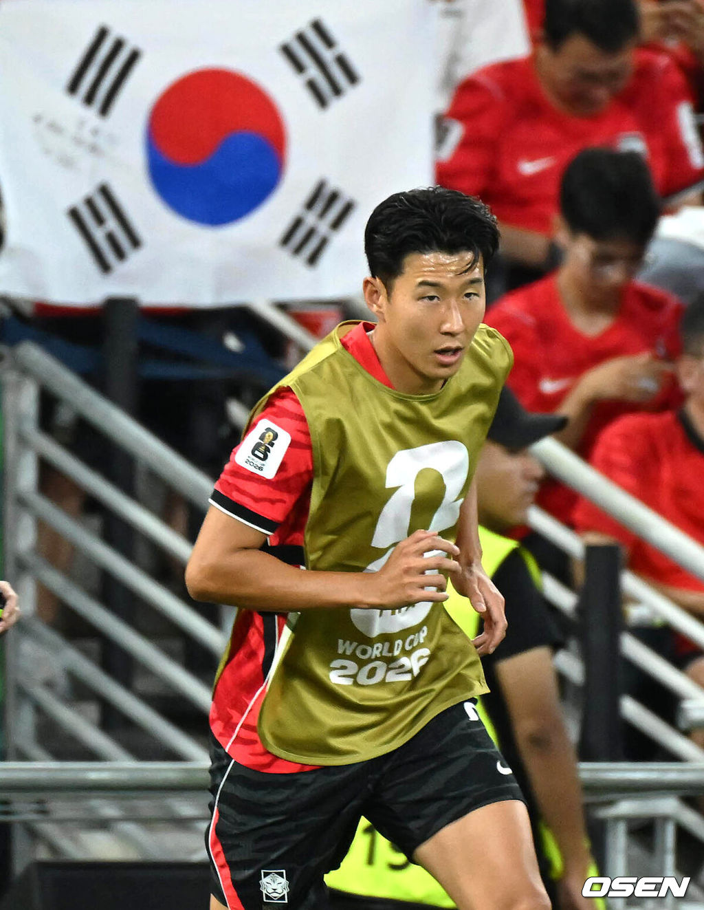 홍명보 감독이 이끄는 대한민국 축구대표팀은 25일(이하 한국시간) 오전 10시 멕시코 몬테레이 스타디움에서 개최된 2026 국제축구연맹(FIFA) 북중미 월드컵 조별리그 A조 최종전에서 남아프리카공화국에게 0-1 충격패를 당했다. 1승2패가 된 한국은 A조 3위로 밀리며 32강 자력진출에 실패했다. 한국은 나머지 조들의 상황을 따져보고 32강에 진출할 가능성은 남아있다.전반 종료 후 대한민국 손흥민이 몸을 풀고 있다. 2026.06.25 /sunday@osen.co.kr