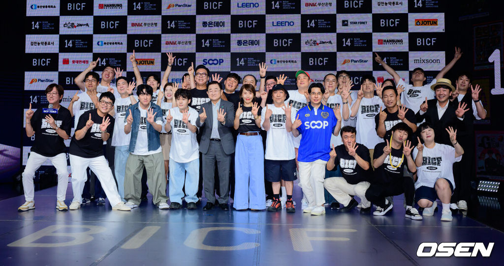 제14회 부산국제코미디페스티벌(BICF, 이하 부코페) 기자회견이 24일 서울 마포구 상암동 쇼킹케이팝센터에서 열렸다.아시아 최초이자 최대 규모의 국제 코미디 축제인 '부코페'는 오는 8월 21일부터 30일까지 열흘간 부산 전역에서 개최된다. 올해로 14회를 맞는 만큼 더욱 풍성한 공연과 다채로운 프로그램으로 관객들을 만날 예정이다. BICF 조직위원회를 비롯한 출연 개그맨들이 단체 사진을 촬영하고 있다. 2026.07.24 / jpnews@osen.co.kr