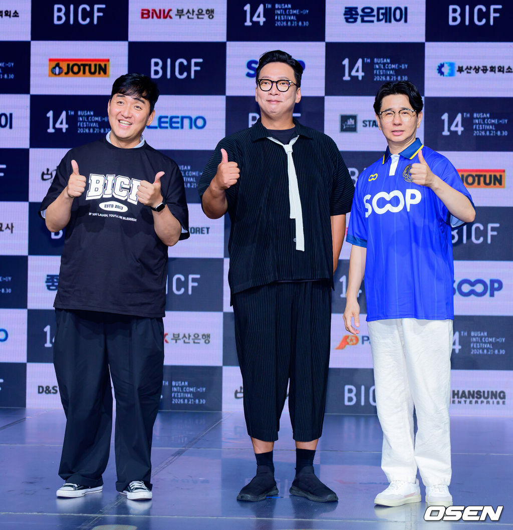 제14회 부산국제코미디페스티벌(BICF, 이하 부코페) 기자회견이 24일 서울 마포구 상암동 쇼킹케이팝센터에서 열렸다.아시아 최초이자 최대 규모의 국제 코미디 축제인 '부코페'는 오는 8월 21일부터 30일까지 열흘간 부산 전역에서 개최된다. 올해로 14회를 맞는 만큼 더욱 풍성한 공연과 다채로운 프로그램으로 관객들을 만날 예정이다. '갈갈이 개그콘서트' 박준형, 박성호, 임혁필이 포토타임을 하고 있다. 2026.07.24 / jpnews@osen.co.kr