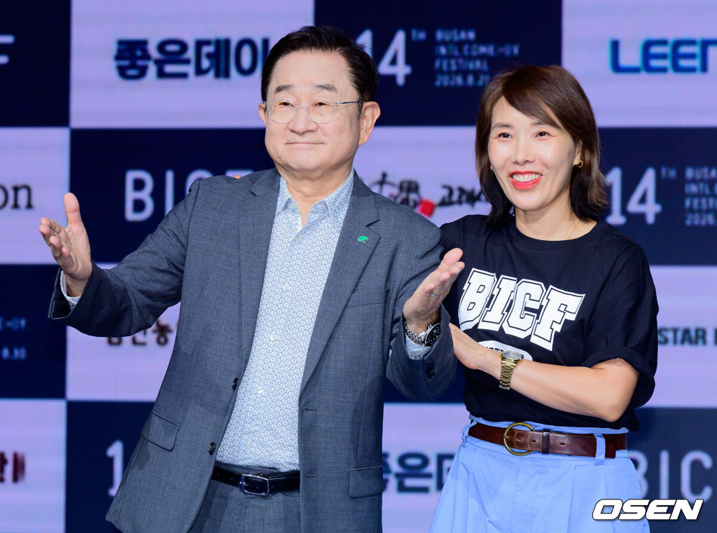 제14회 부산국제코미디페스티벌(BICF, 이하 부코페) 기자회견이 24일 서울 마포구 상암동 쇼킹케이팝센터에서 열렸다.아시아 최초이자 최대 규모의 국제 코미디 축제인 '부코페'는 오는 8월 21일부터 30일까지 열흘간 부산 전역에서 개최된다. 올해로 14회를 맞는 만큼 더욱 풍성한 공연과 다채로운 프로그램으로 관객들을 만날 예정이다. 개그맨 이홍렬, 신봉선이 포토타임을 하고 있다. 2026.07.24 / jpnews@osen.co.kr