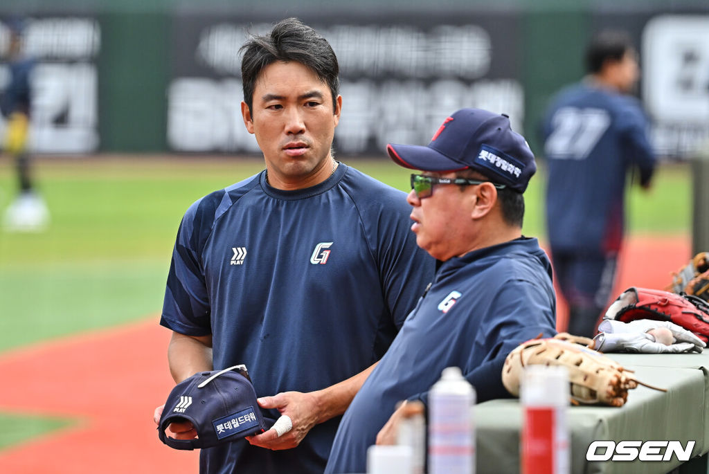 28일 부산 사직야구장에서 2026 신한 SOL KBO 리그 롯데 자이언츠와 키움 히어로즈의 경기가 열린다. 홈팀 롯데는 김진욱이, 방문팀 키움은 알칸타라가 선발 출전한다.롯데 자이언츠 김태형 감독과 전준우가 얘기를 하고 있다. 2026.04.28 / foto0307@osen.co.kr
