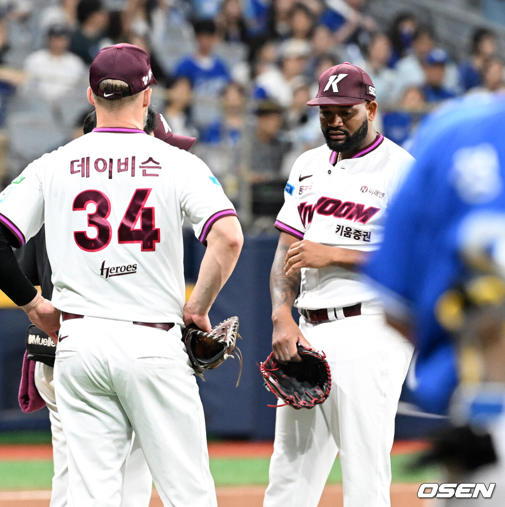 22일 서울 고척스카이돔에서 2026 신한 SOL KBO리그 키움 히어로즈와 삼성 라이온즈의 경기가 열렸다.이날 키움은 알칸타라, 삼성은 김백산을 선발로 내세웠다.5회초 무사 1루에서 키움 알칸타라가 팔 통증을 호소하며 교체되고 있다. 2026.07.22 /sunday@osen.co.kr