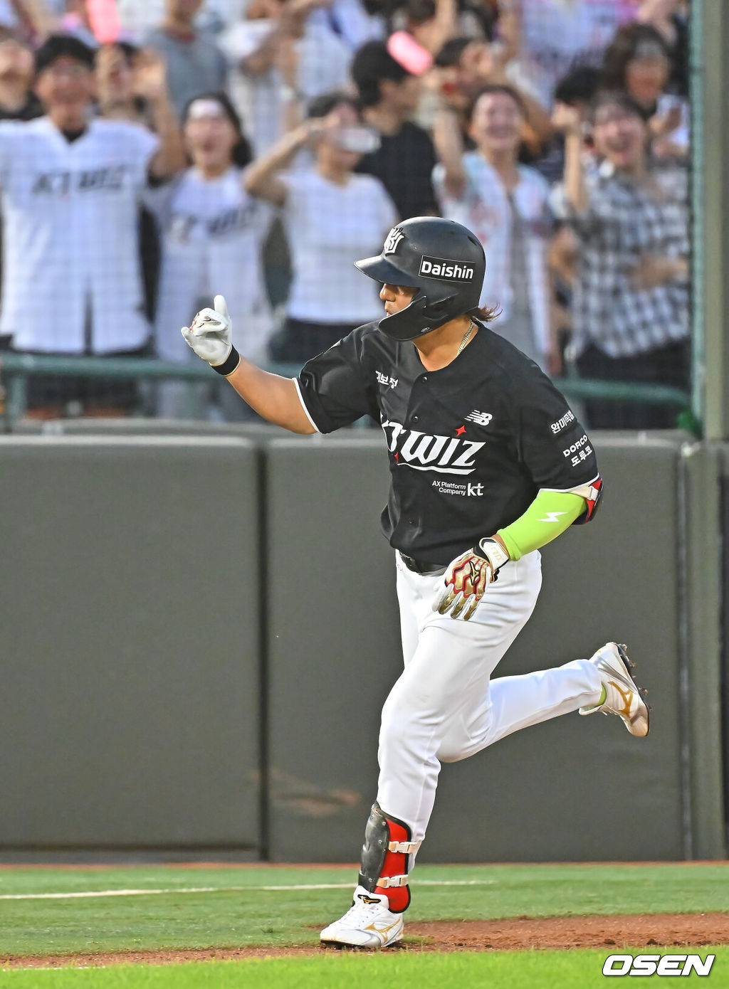 24일 부산 사직야구장에서 2026 신한 SOL KBO 리그 롯데 자이언츠와 KT 위즈의 경기가 열렸다. 홈팀 롯데는 나균안이, 방문팀 KT는 로건이 선발 출전했다.KT 위즈 김상수가 4회초 1사 좌월 역전 솔로 홈런을 치고 세리머니를 하고 있다. 2026.07.24 / foto0307@osen.co.kr