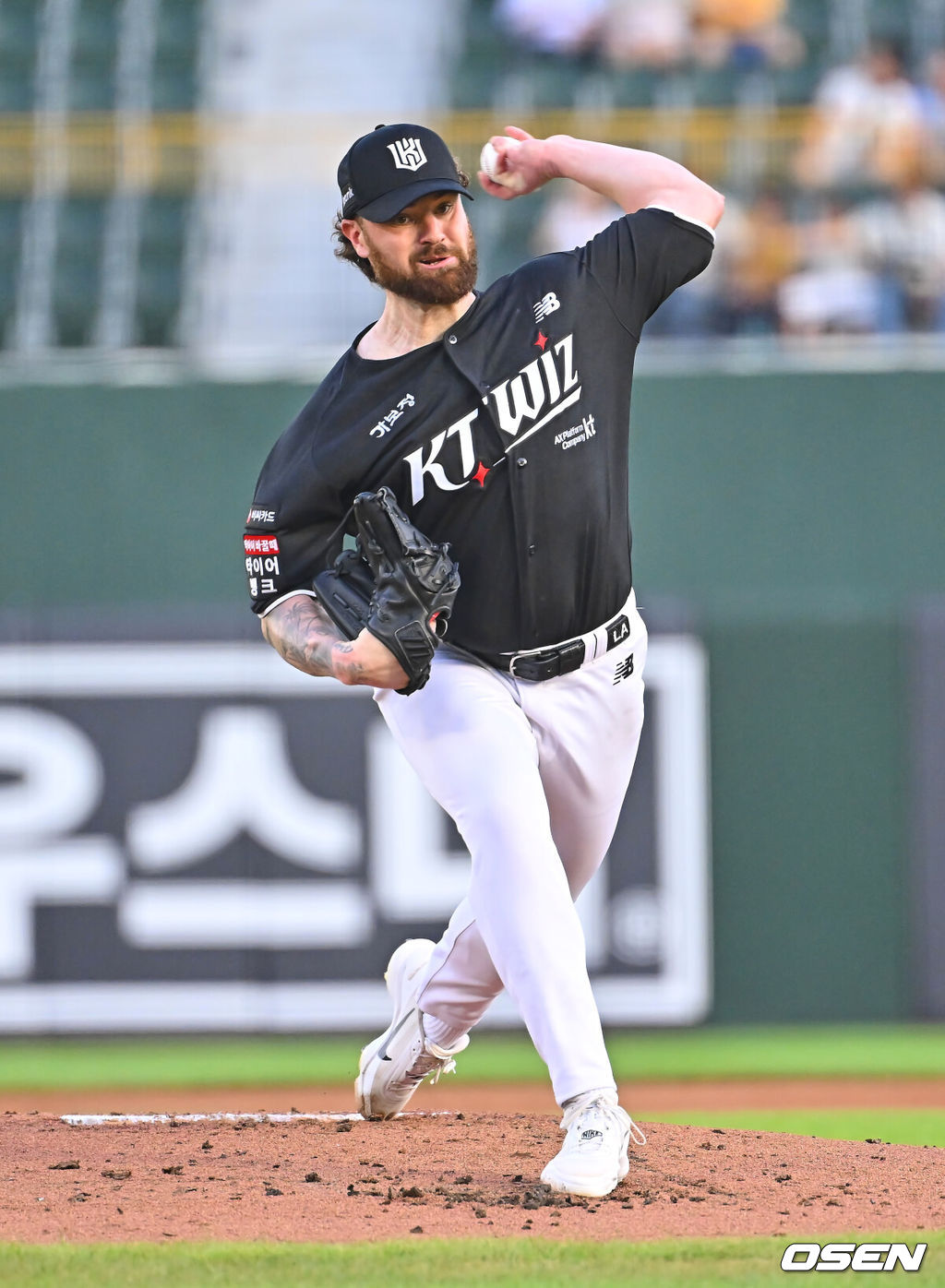 24일 부산 사직야구장에서 2026 신한 SOL KBO 리그 롯데 자이언츠와 KT 위즈의 경기가 열렸다. 홈팀 롯데는 나균안이, 방문팀 KT는 로건이 선발 출전했다.KT 위즈 선발 투수 로건이 역투하고 있다. 2026.07.24 / foto0307@osen.co.kr