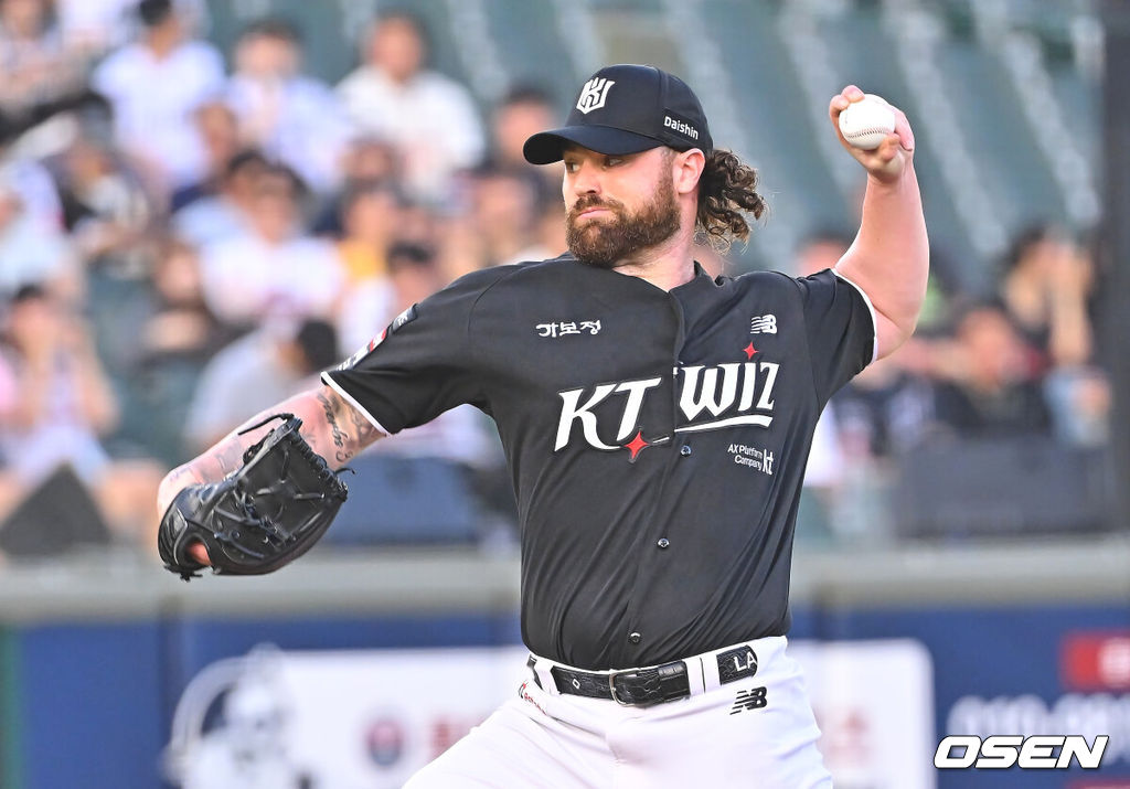 24일 부산 사직야구장에서 2026 신한 SOL KBO 리그 롯데 자이언츠와 KT 위즈의 경기가 열렸다. 홈팀 롯데는 나균안이, 방문팀 KT는 로건이 선발 출전했다.KT 위즈 선발 투수 로건이 역투하고 있다. 2026.07.24 / foto0307@osen.co.kr