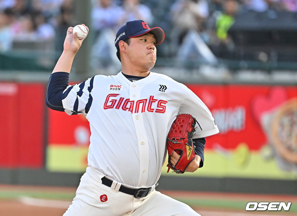 24일 부산 사직야구장에서 2026 신한 SOL KBO 리그 롯데 자이언츠와 KT 위즈의 경기가 열렸다. 홈팀 롯데는 나균안이, 방문팀 KT는 로건이 선발 출전했다.롯데 자이언츠 선발 투수 나균안이 역투하고 있다. 2026.07.24 / foto0307@osen.co.kr