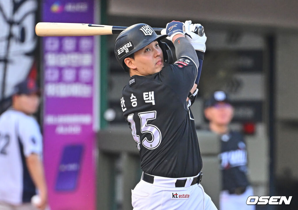 24일 부산 사직야구장에서 2026 신한 SOL KBO 리그 롯데 자이언츠와 KT 위즈의 경기가 열렸다. 홈팀 롯데는 나균안이, 방문팀 KT는 로건이 선발 출전했다.KT 위즈 한승택이 2회초 2사 1,3루 우익수 앞 1타점 안타를 치고 있다. 2026.07.24 / foto0307@osen.co.kr