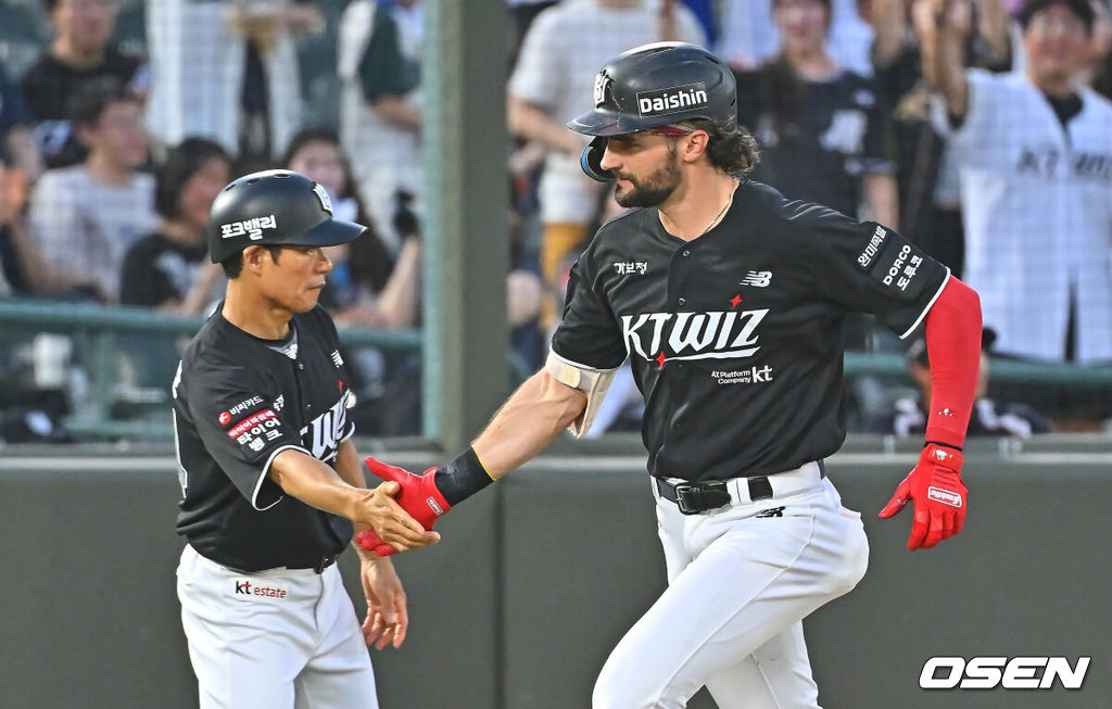 24일 부산 사직야구장에서 2026 신한 SOL KBO 리그 롯데 자이언츠와 KT 위즈의 경기가 열렸다. 홈팀 롯데는 나균안이, 방문팀 KT는 로건이 선발 출전했다.KT 위즈 힐리어드가 4회초 우월 동점 솔로 홈런을 치고 하이파이브를 하고 있다. 2026.07.24 / foto0307@osen.co.kr