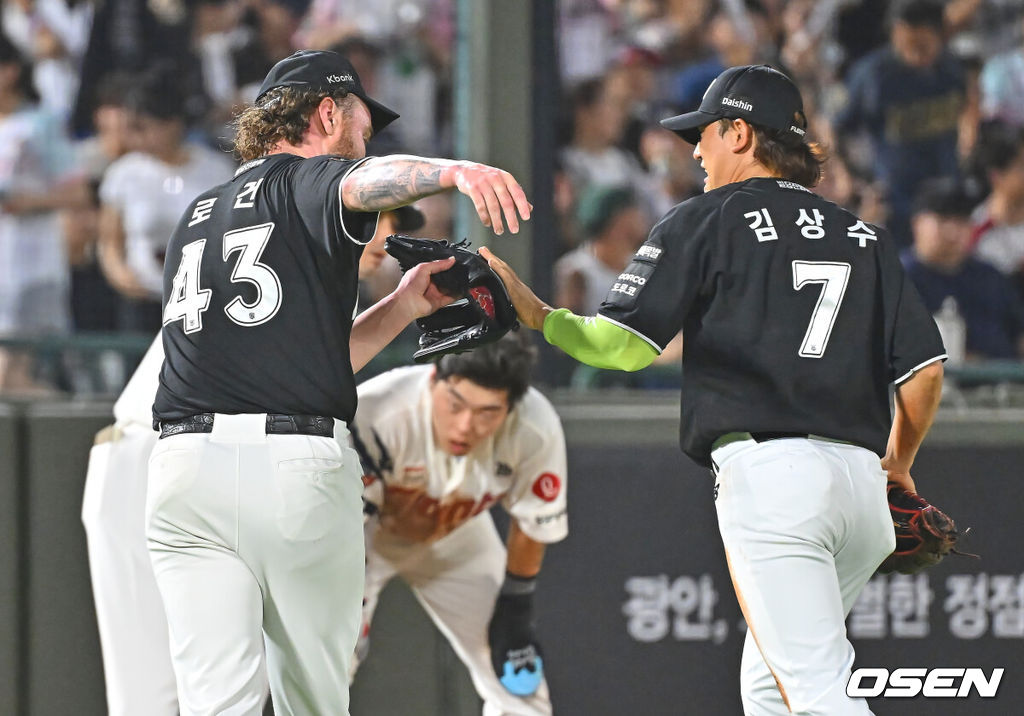 24일 부산 사직야구장에서 2026 신한 SOL KBO 리그 롯데 자이언츠와 KT 위즈의 경기가 열렸다. 홈팀 롯데는 나균안이, 방문팀 KT는 로건이 선발 출전했다.KT 위즈 로건이 5회말 2사 1,2루 롯데 자이언츠 한태양을 2루수 땅볼로 잡고 김상수와 기쁨을 나누고 있다. 2026.07.24 / foto0307@osen.co.kr