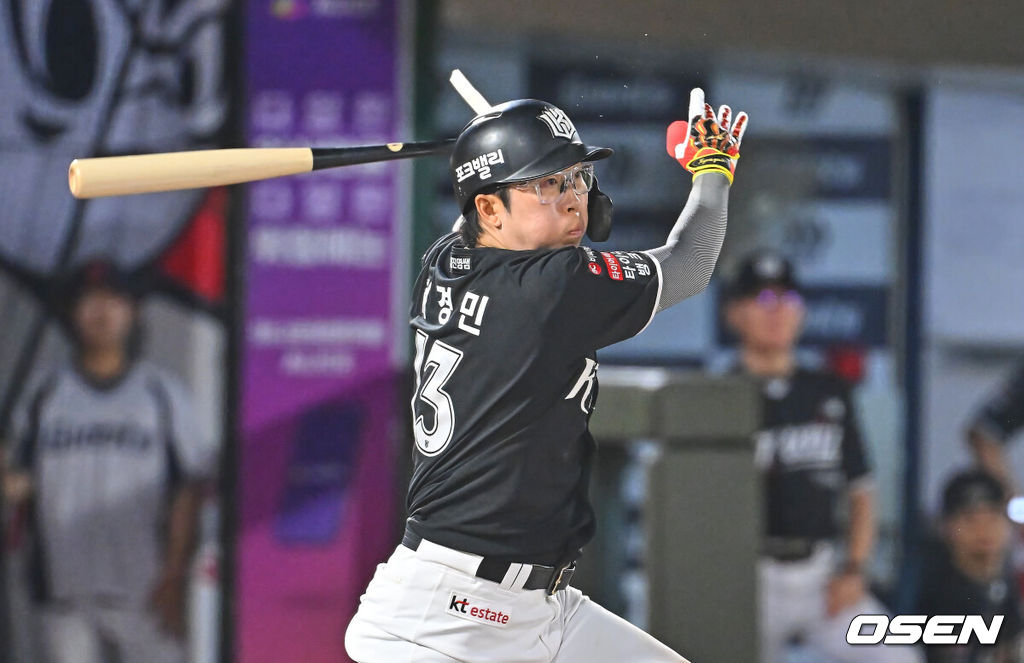 24일 부산 사직야구장에서 2026 신한 SOL KBO 리그 롯데 자이언츠와 KT 위즈의 경기가 열렸다. 홈팀 롯데는 나균안이, 방문팀 KT는 로건이 선발 출전했다.KT 위즈 허경민이 6회초 1사 2,3루 우익수 앞 1타점 안타를 치고 있다. 2026.07.24 / foto0307@osen.co.kr