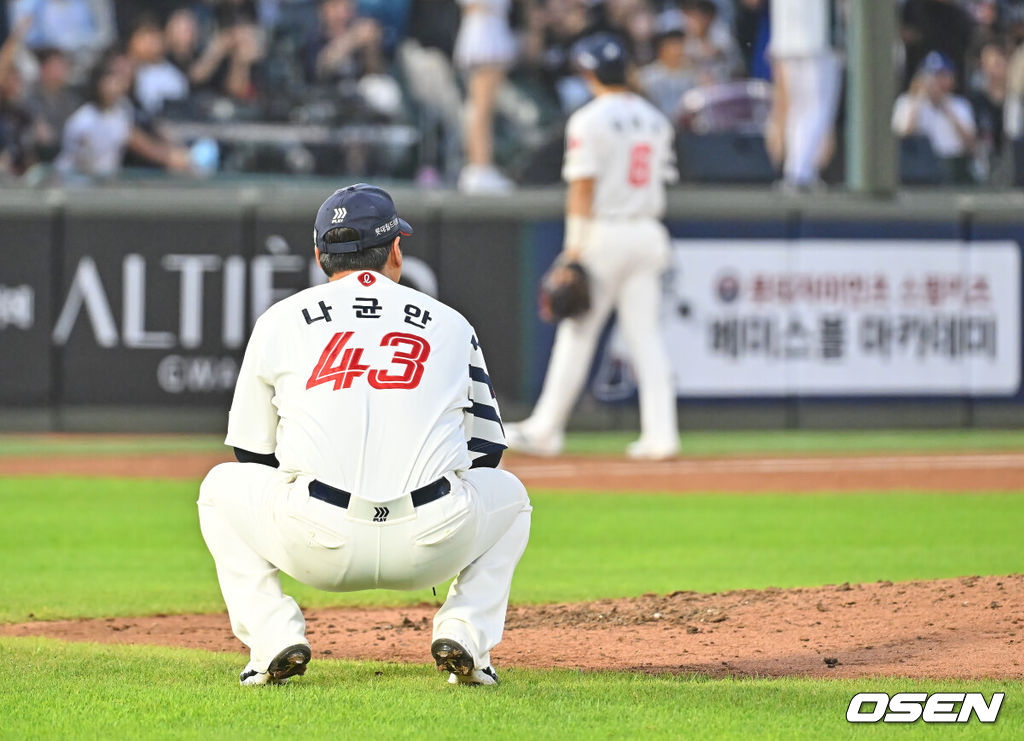 24일 부산 사직야구장에서 2026 신한 SOL KBO 리그 롯데 자이언츠와 KT 위즈의 경기가 열렸다. 홈팀 롯데는 나균안이, 방문팀 KT는 로건이 선발 출전했다.롯데 자이언츠 나균안이 4회초 1사 KT 위즈 김상수에게 좌월 역전 솔로 홈런을 맞고 마운드에 앉아 아쉬워하고 있다. 2026.07.24 / foto0307@osen.co.kr