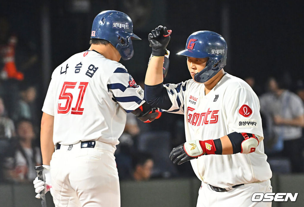 24일 부산 사직야구장에서 2026 신한 SOL KBO 리그 롯데 자이언츠와 KT 위즈의 경기가 열렸다. 홈팀 롯데는 나균안이, 방문팀 KT는 로건이 선발 출전했다.롯데 자이언츠 한동희가 7회말 2사 3루 좌월 2점 홈런을 치고 하이파이브를 하고 있다. 2026.07.24 / foto0307@osen.co.kr