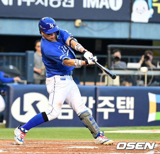 24일 서울 잠실야구장에서 2026 신한 SOL KBO리그 두산 베어스와 삼성 라이온즈의 경기가 열렸다.이날 두산은 최민석, 삼성은 크리스 페덱을 선발로 내세웠다. 3회초 2사 만루에서 삼성 강민호가 2타점 적시타를 날리고 있다. 2026.07.24 / jpnews@osen.co.kr