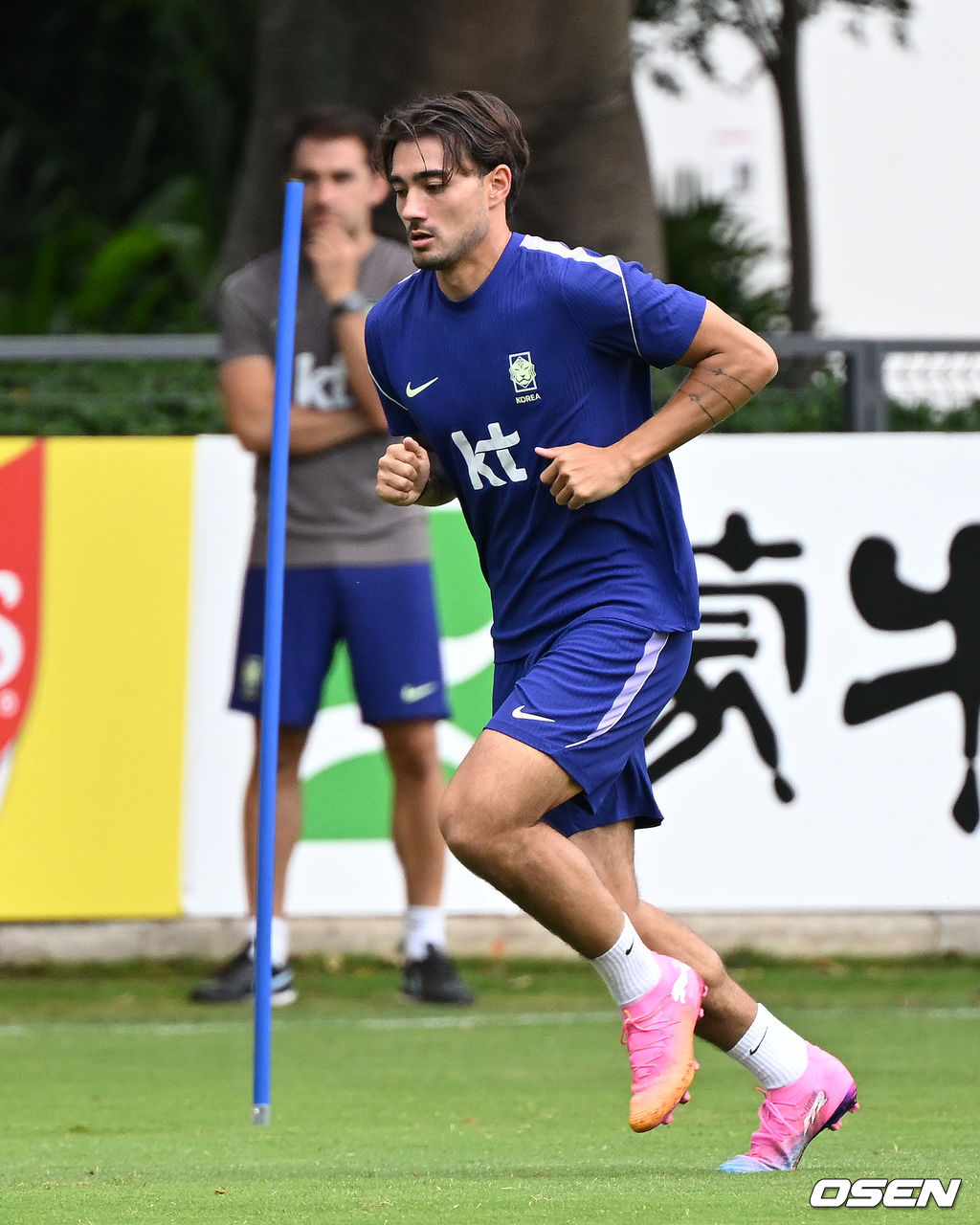 홍명보 감독이 이끄는 대한민국 축구국가대표팀이 16일(한국시각) 멕시코 과달라하라 인근 사포판의 치바스 베르데 바예에서 훈련을 진행했다.대표팀은 전날 A조 1차전에서 체코를 상대로 2-1 역전승을 거뒀다. 남아프리카공화국을 2-0으로 제압한 개최국 멕시코에 이은 조 2위다.대한민국 옌스가 훈련을 하고 있다. 2026.06.16 /sunday@osen.co.kr