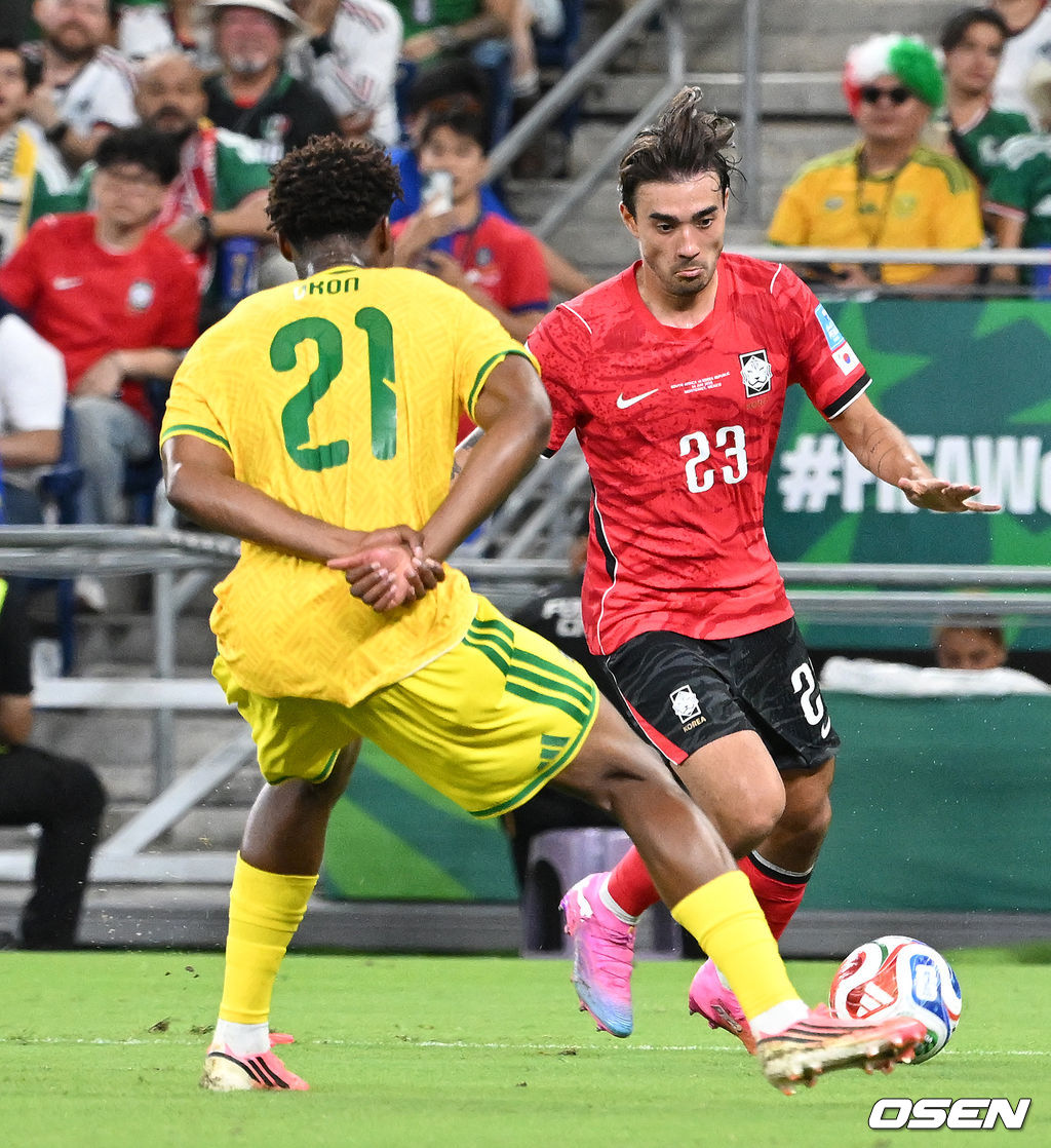 홍명보 감독이 이끄는 대한민국 축구대표팀은 25일(이하 한국시간) 오전 10시 멕시코 몬테레이 스타디움에서 개최된 2026 국제축구연맹(FIFA) 북중미 월드컵 조별리그 A조 최종전에서 남아프리카공화국에게 0-1 충격패를 당했다. 1승2패가 된 한국은 A조 3위로 밀리며 32강 자력진출에 실패했다. 한국은 나머지 조들의 상황을 따져보고 32강에 진출할 가능성은 남아있다. 1승1무1패의 남아공이 2위로 32강 진출을 확정지었다. 후반 대한민국 옌스가 드리블 돌파를 하고 있다. 2026.06.25 /sunday@osen.co.kr
