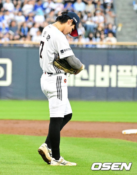 24일 서울 잠실야구장에서 2026 신한 SOL KBO리그 두산 베어스와 삼성 라이온즈의 경기가 열렸다. 이날 두산은 최민석, 삼성은 크리스 페덱을 선발로 내세웠다. 3회초 2사 2,3루에서 두산 박찬호가 삼성 이재현의 유격수 땅볼에 1루 송구 실책으로 실점을 허용하며 아쉬워하고 있다. 2026.07.24 / jpnews@osen.co.kr