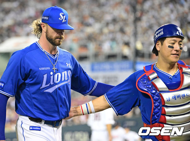 24일 서울 잠실야구장에서 2026 신한 SOL KBO리그 두산 베어스와 삼성 라이온즈의 경기가 열렸다. 이날 두산은 최민석, 삼성은 크리스 페덱을 선발로 내세웠다. 6회말 수비를 마치고 삼성 페덱, 강민호 배터리가 서로를 격려하고 있다. 2026.07.24 / jpnews@osen.co.kr