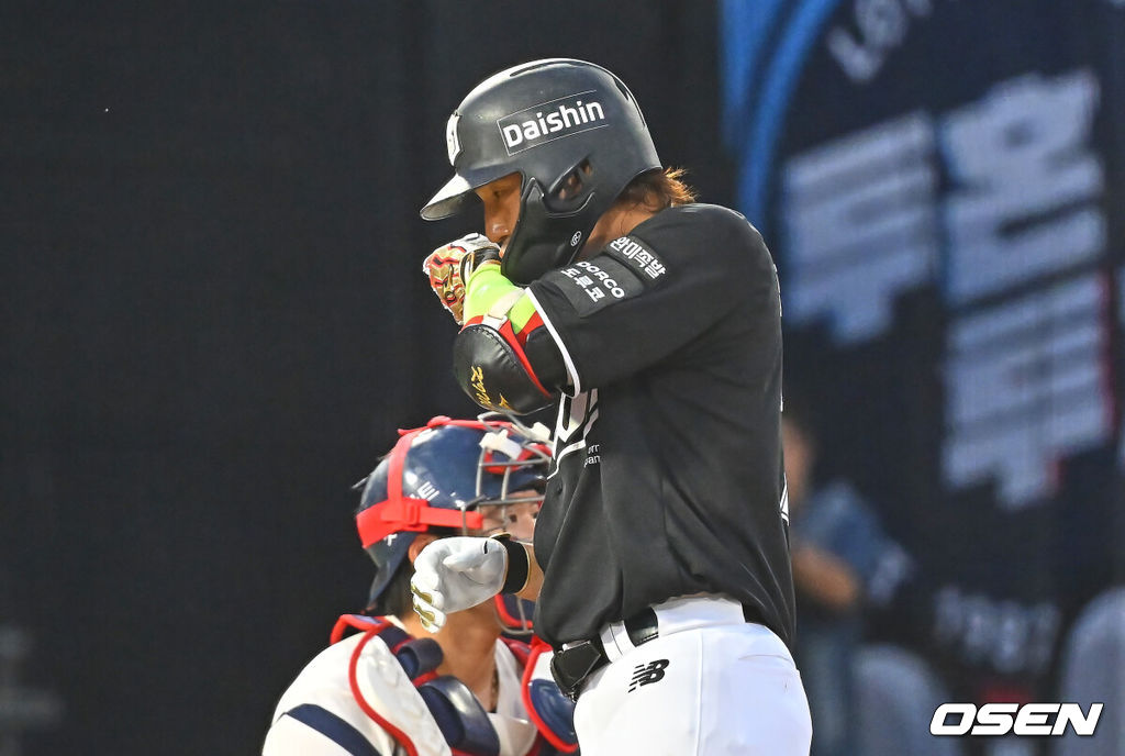 24일 부산 사직야구장에서 2026 신한 SOL KBO 리그 롯데 자이언츠와 KT 위즈의 경기가 열렸다. 홈팀 롯데는 나균안이, 방문팀 KT는 로건이 선발 출전했다.KT 위즈 김상수가 4회초 1사 좌월 역전 솔로 홈런을 치고 세리머니를 하고 있다. 2026.07.24 / foto0307@osen.co.kr