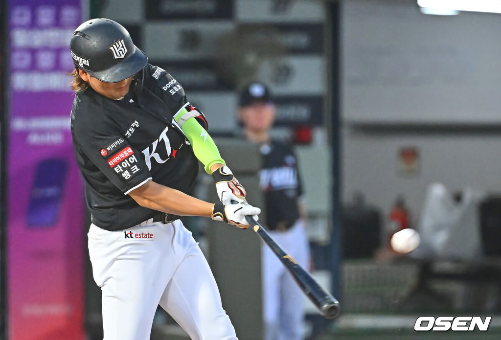 24일 부산 사직야구장에서 2026 신한 SOL KBO 리그 롯데 자이언츠와 KT 위즈의 경기가 열렸다. 홈팀 롯데는 나균안이, 방문팀 KT는 로건이 선발 출전했다.KT 위즈 김상수가 4회초 1사 좌월 역전 솔로 홈런을 치고 있다. 2026.07.24 / foto0307@osen.co.kr