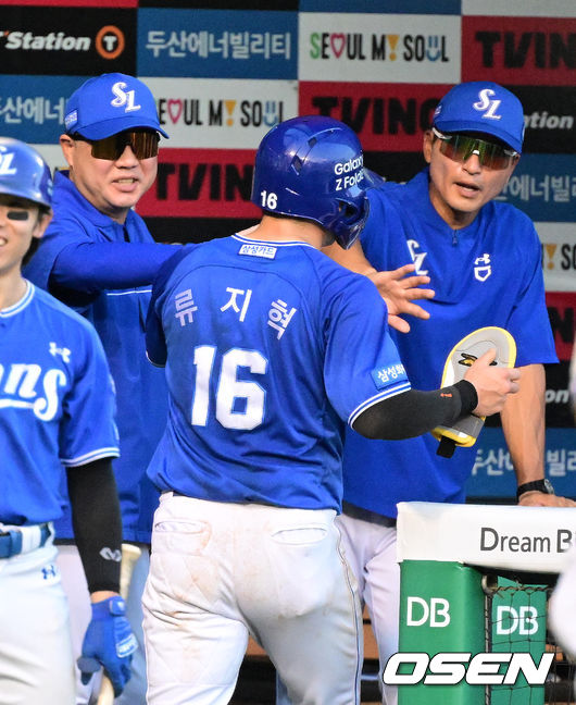 24일 서울 잠실야구장에서 2026 신한 SOL KBO리그 두산 베어스와 삼성 라이온즈의 경기가 열렸다.이날 두산은 최민석, 삼성은 크리스 페덱을 선발로 내세웠다.3회초 2사 만루에서 삼성 박진만 감독이 강민호의 2타점 적시타에 득점에 성공한 류지혁과 하이파이브를 하고 있다. 2026.07.24 / jpnews@osen.co.kr