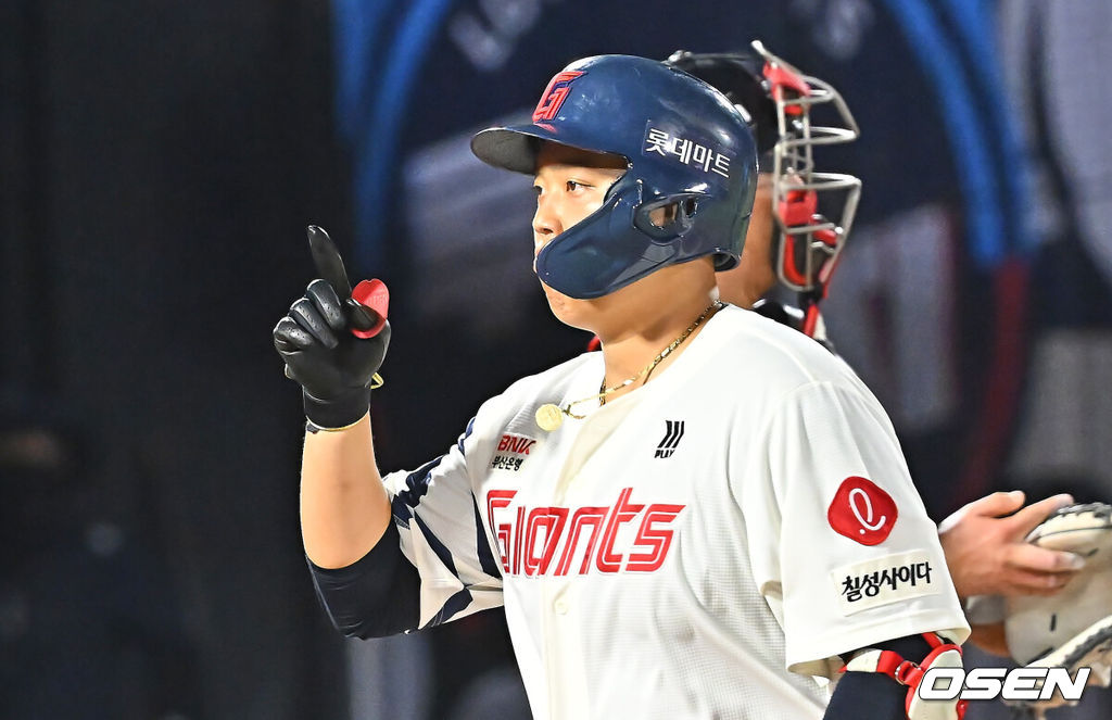 24일 부산 사직야구장에서 2026 신한 SOL KBO 리그 롯데 자이언츠와 KT 위즈의 경기가 열렸다. 홈팀 롯데는 나균안이, 방문팀 KT는 로건이 선발 출전했다.롯데 자이언츠 한동희가 7회말 2사 3루 좌월 2점 홈런을 치고 세리머니를 하고 있다. 2026.07.24 / foto0307@osen.co.kr