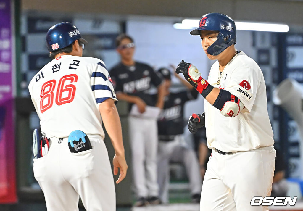 24일 부산 사직야구장에서 2026 신한 SOL KBO 리그 롯데 자이언츠와 KT 위즈의 경기가 열렸다. 홈팀 롯데는 나균안이, 방문팀 KT는 로건이 선발 출전했다.롯데 자이언츠 한동희가 7회말 2사 3루 좌월 2점 홈런을 치고 하이파이브를 하고 있다. 2026.07.24 / foto0307@osen.co.kr