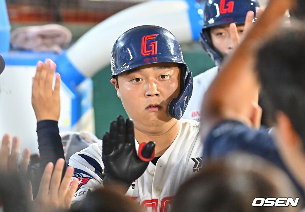 24일 부산 사직야구장에서 2026 신한 SOL KBO 리그 롯데 자이언츠와 KT 위즈의 경기가 열렸다. 홈팀 롯데는 나균안이, 방문팀 KT는 로건이 선발 출전했다.롯데 자이언츠 한동희가 7회말 2사 3루 좌월 2점 홈런을 치고 하이파이브를 하고 있다. 2026.07.24 / foto0307@osen.co.kr
