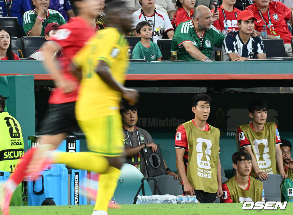 홍명보 감독이 이끄는 대한민국 축구대표팀은 25일(이하 한국시간) 오전 10시 멕시코 몬테레이 스타디움에서 개최된 2026 국제축구연맹(FIFA) 북중미 월드컵 조별리그 A조 최종전에서 남아프리카공화국에게 0-1 충격패를 당했다. 1승2패가 된 한국은 A조 3위로 밀리며 32강 자력진출에 실패했다. 한국은 나머지 조들의 상황을 따져보고 32강에 진출할 가능성은 남아있다.전반 대한민국 손흥민이 그라운드를 바라보고 있다. 2026.06.25 /sunday@osen.co.kr