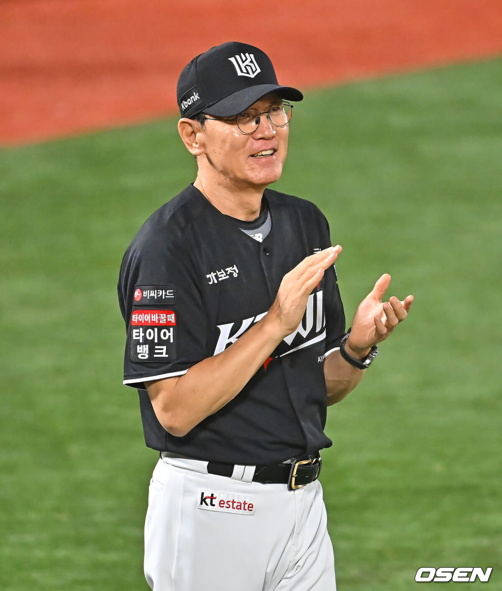 24일 부산 사직야구장에서 2026 신한 SOL KBO 리그 롯데 자이언츠와 KT 위즈의 경기가 열렸다. 홈팀 롯데는 나균안이, 방문팀 KT는 로건이 선발 출전했다.KT 위즈 이강철 감독이 롯데 자이언츠에 5-4로 승리한 후 미소짓고 있다. 2026.07.24 / foto0307@osen.co.kr